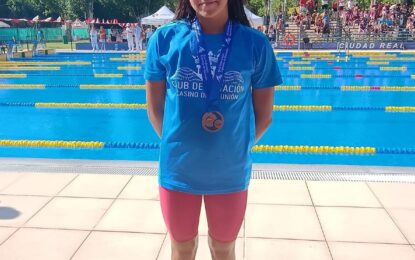 Sandra Guerra Hernanz medalla de bronce en 50m libres en el Campeonato de España alevín de natación.